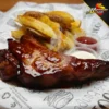 Costillas en salsa BBQ pon ensalada y papas fritas