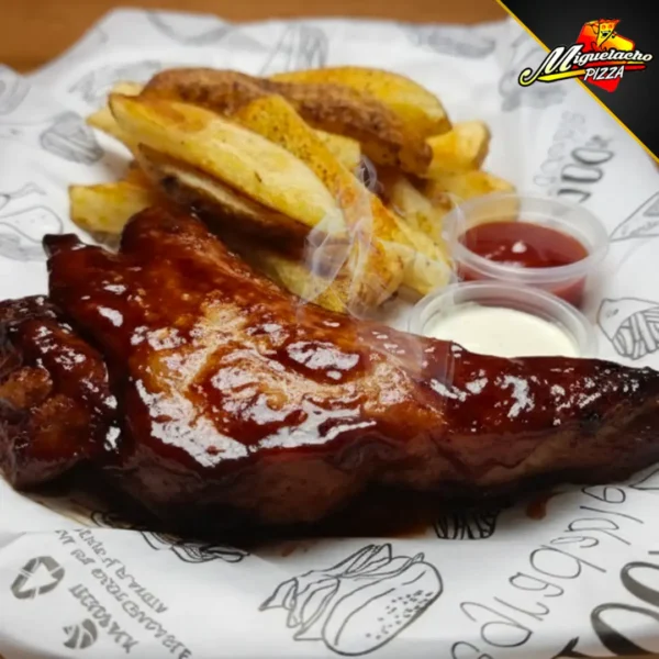 Costillas en salsa BBQ pon ensalada y papas fritas